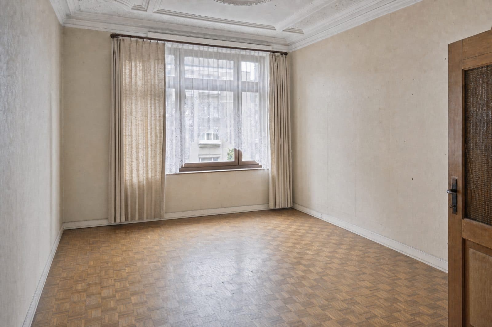 Dasselbe Wohnzimmer nach der Entrümpelung durch Entrümpeltrupp NRW, komplett leer und besenrein übergeben