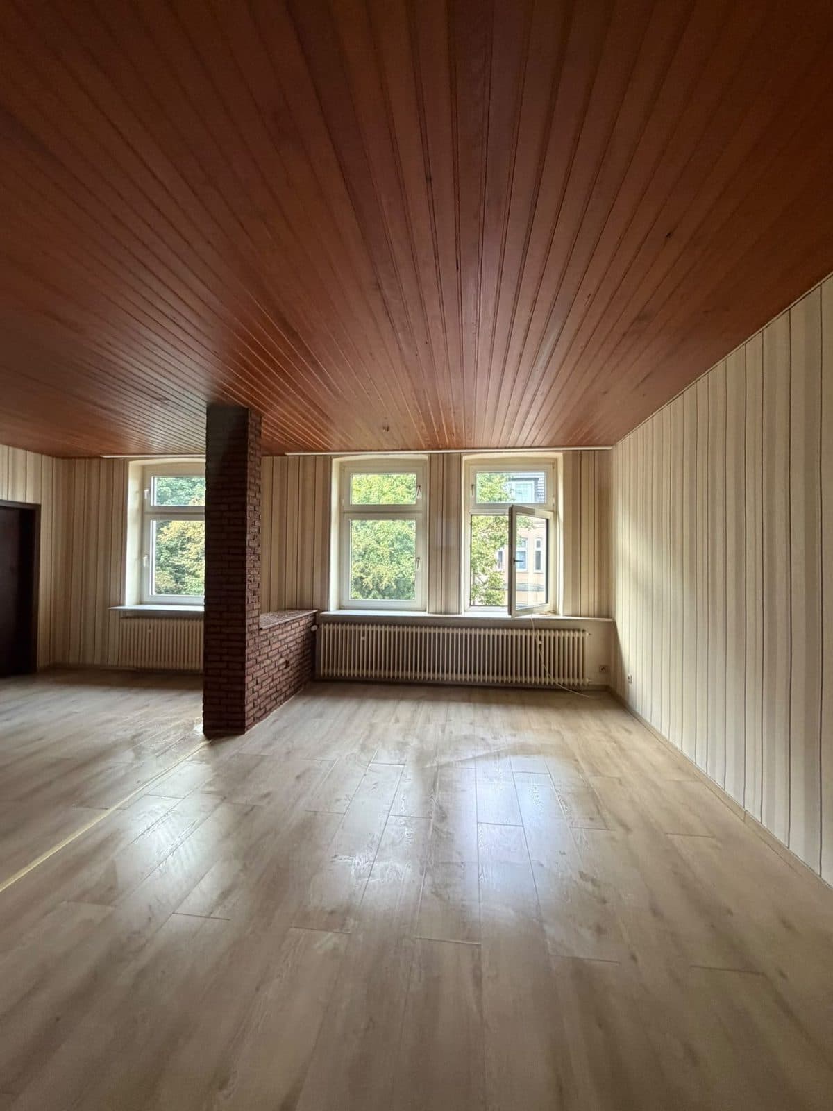 Leer geräumtes Wohnzimmer einer Wohnung in Duisburg nach der Entrümpelung