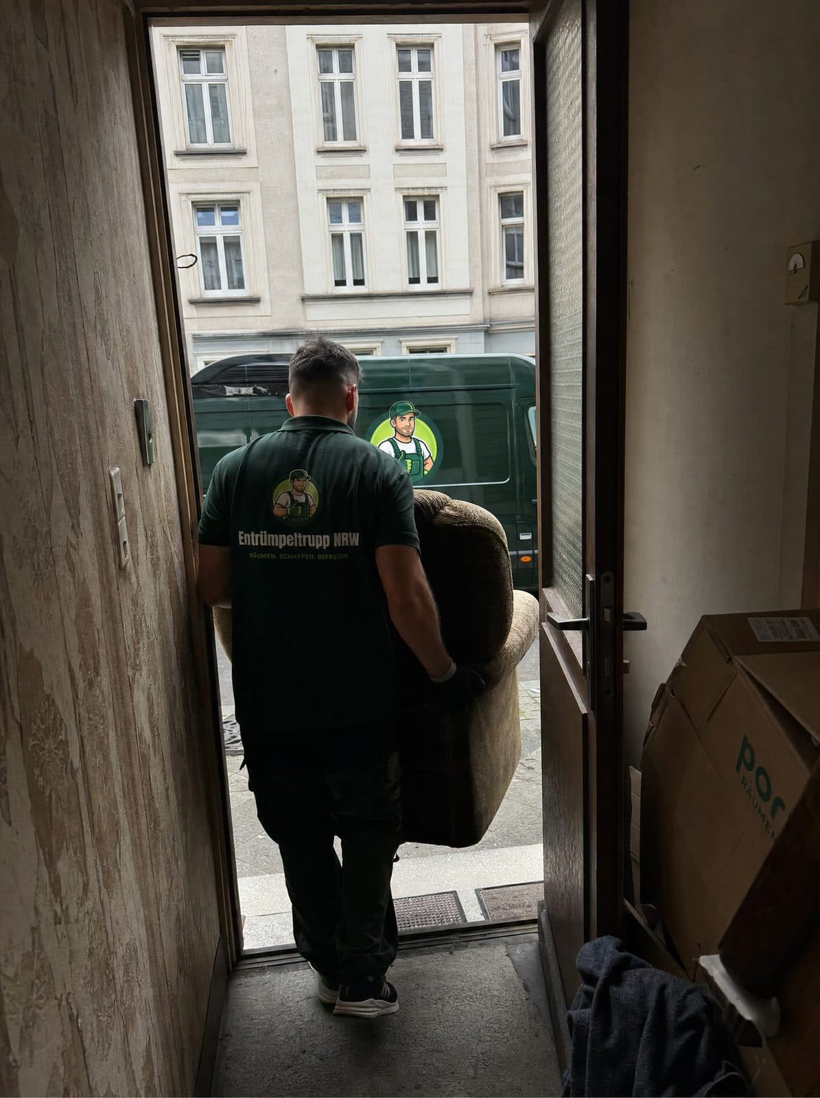 Team von Entrümpeltrupp NRW im Einsatz an der Wohnungstür in Essen