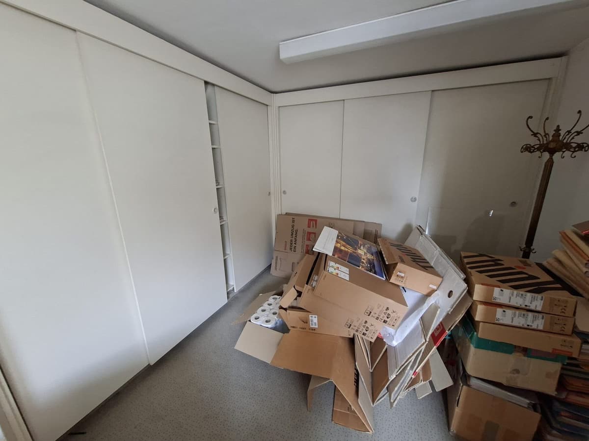 Kartons und Verpackungen in einem Raum vor der Räumung