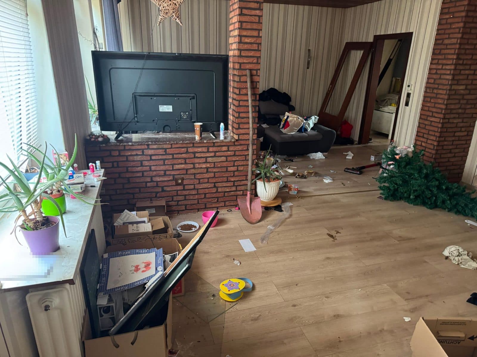 Vermülltes Wohnzimmer einer Wohnung in Duisburg vor der Räumung