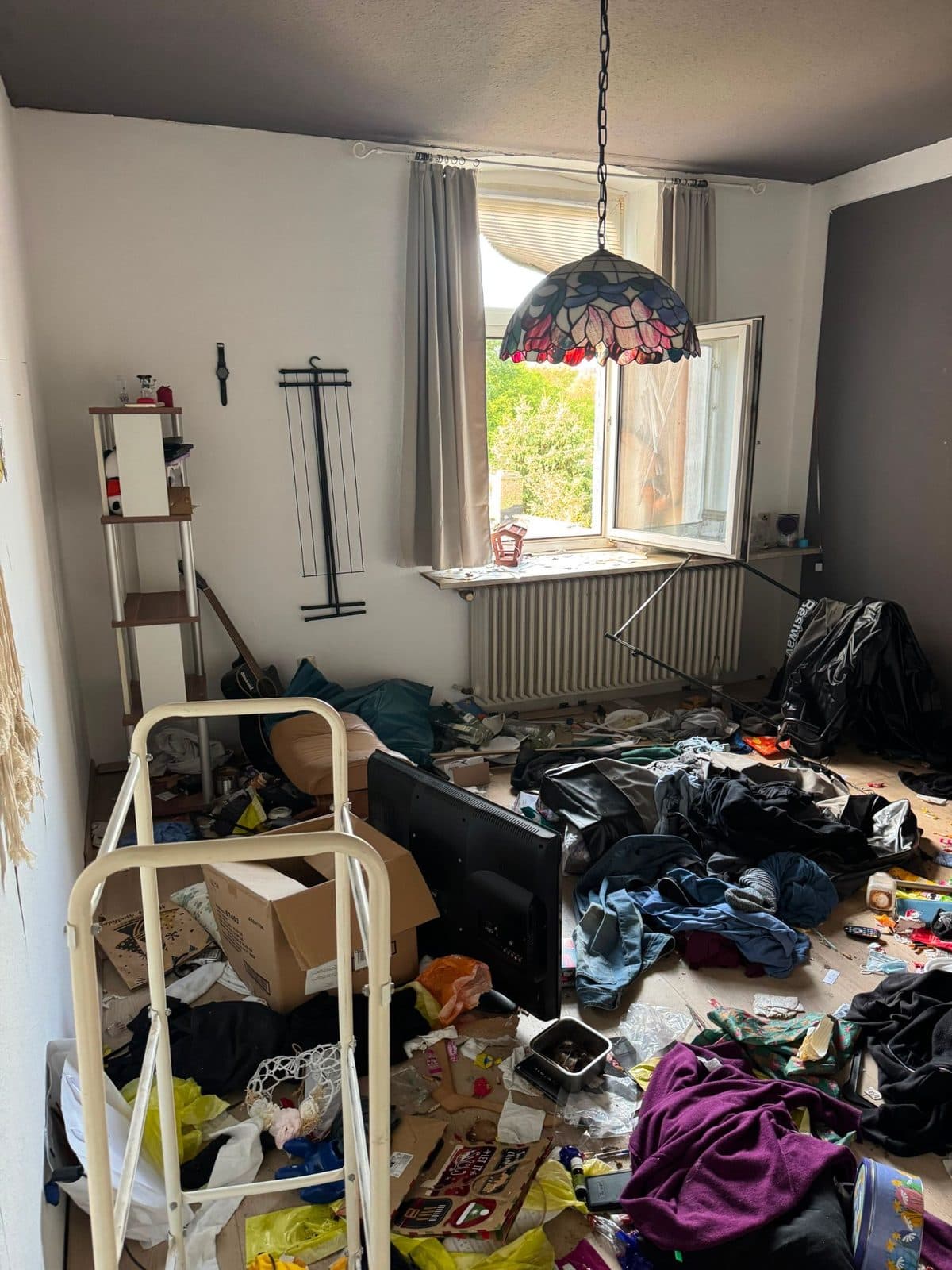 Zimmer voller Kleidung und Müll in einer Wohnung in Duisburg vor der Räumung