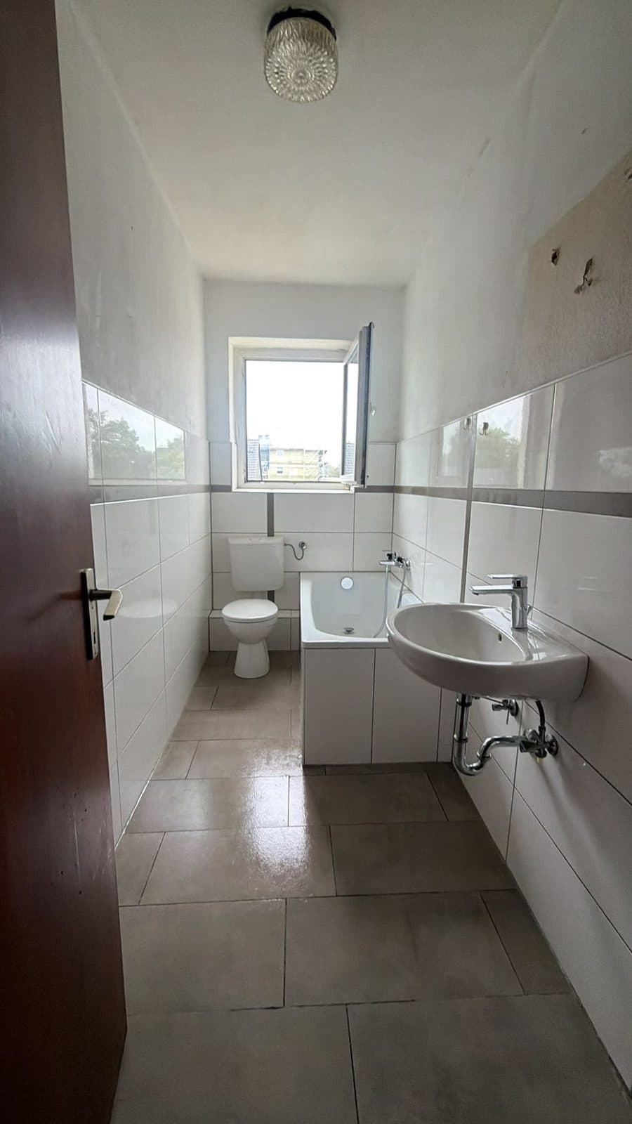 Besenrein übergebenes Badezimmer einer Wohnung in Duisburg