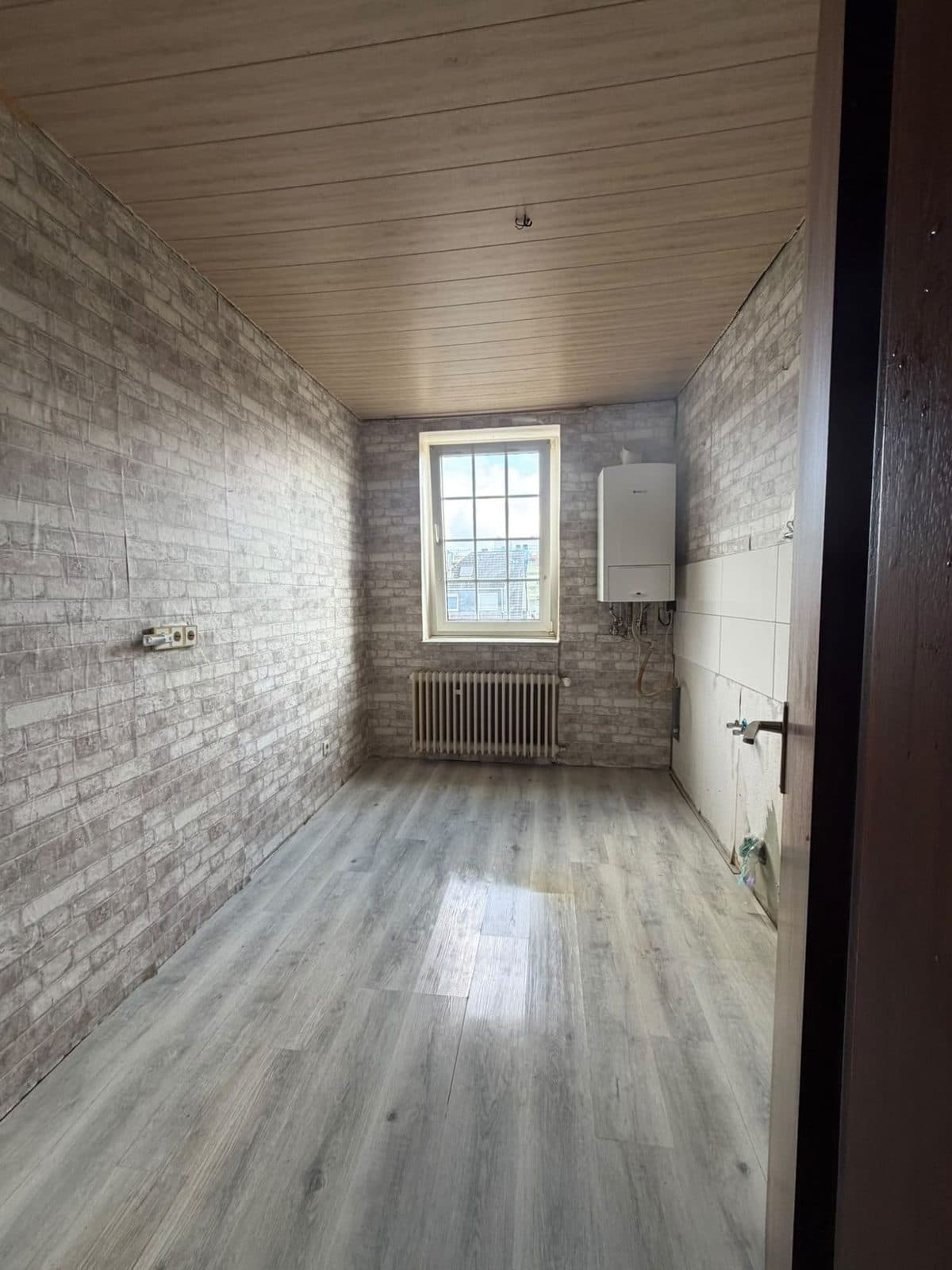 Leer geräumte Küche einer Wohnung in Duisburg nach der Entrümpelung
