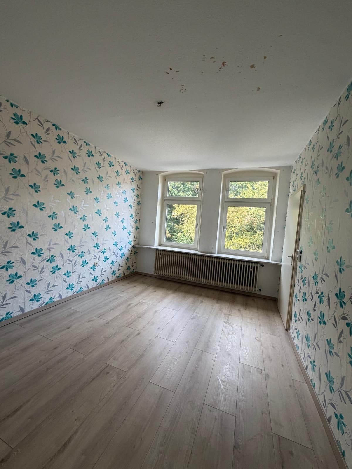 Leer geräumtes Schlafzimmer einer Wohnung in Duisburg nach der Entrümpelung