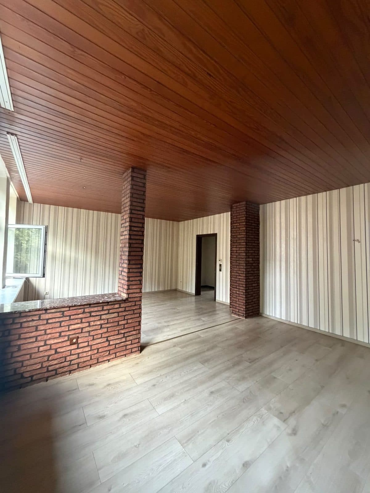 Dasselbe Wohnzimmer in Duisburg nach der Räumung, leer und besenrein