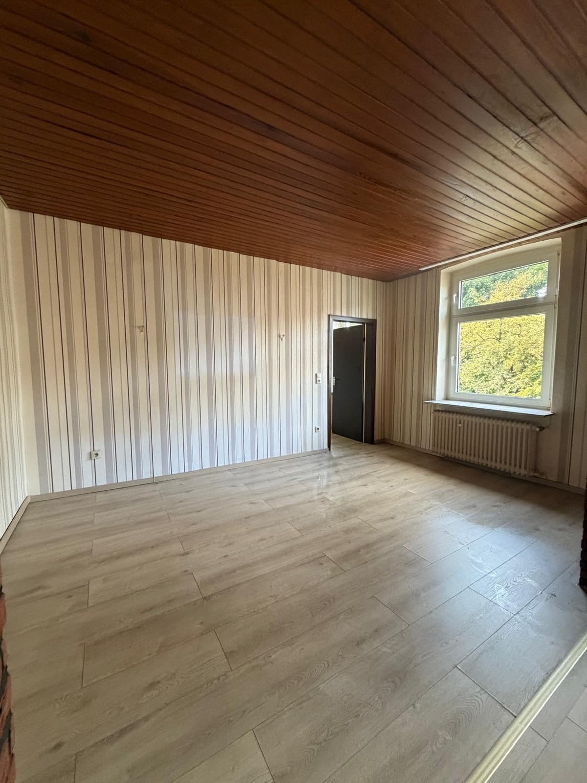 Leer geräumtes Zimmer mit Holzdecke in einer Wohnung in Duisburg
